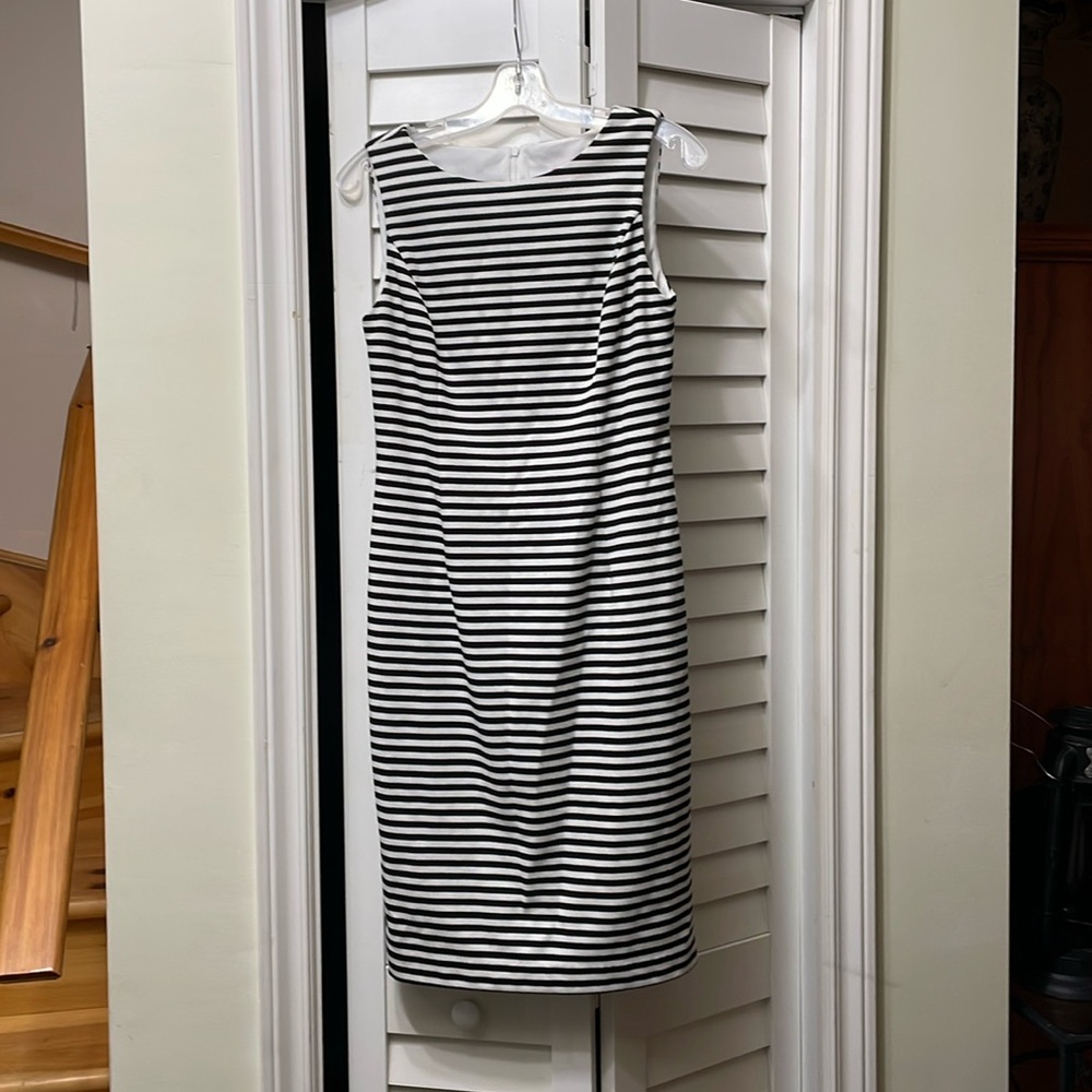 Isaac Mizrahi sleeveless lined dress in cool black and white stripe. Size 8.